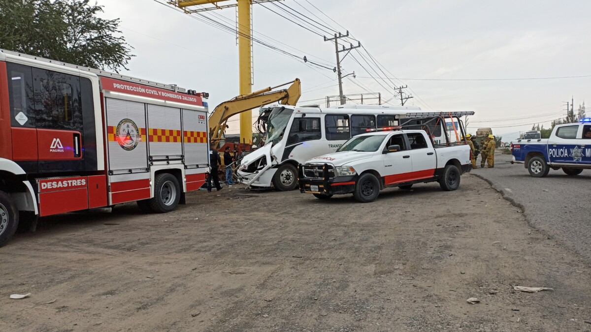 Diversas unidades de servicios de emergencia llegaron al punto ante lo aparatoso del percance. Foto. Semanario Laguna.