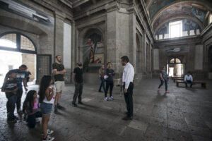 Durante los recorridos se aborda la historia de los emblemáticos murales de la Capilla Mayor, al igual támbien se habla de la vida de José Clemente Orozco. Foto: Cortesía.
