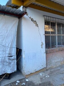 Exterior de uno de los salones que cuenta con agrietamientos. Foto: Armando Esquivel.