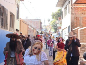 Recorrido con Sayaca desde la zona del "tempisque" hasta la cochera cultural. Foto: Sofía Medeles. 