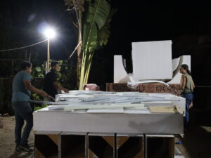 Voluntarios que apoyan en la escenografía. Foto: Sofía Medeles