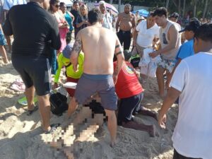 El incidente fue atendido por Protección Civil municipal, quienes le brindaron RCP sin éxito a una de las víctimas. 