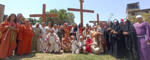 Grupo de actores que participaron en la representación del viacrucis 2025. Foto: Armando Esquivel.
