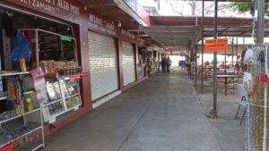 Sección de comercio próximo al estacionamiento del malecón jocotepense. Foto: Armando Esquivel.