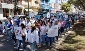 Con pancartas de apoyo, caminaron decenas de mujeres en apoyo a la concientización por el Autismo el dos de abril. Foto: Cortesía.
