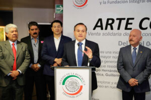 El alcalde de Chapala durante su discurso en la inauguración de la exposición “Causa con Arte”. Foto: Senado de a República.