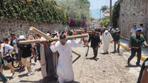 Representación de Jesús cargando la cruz acompañado de Simón de Cirene. Foto: D. Arturo Ortega.