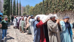 Rumbo al sepulcro, tras concluir con la crucifixión. Foto: D. Arturo Ortega.