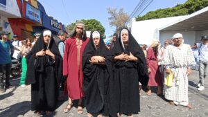 Fieles de Chapala que fueron participes de la representación religiosa. Foto: Armando Esquivel.