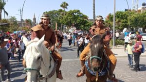Soldados romanos a caballo en el paso de la escenificación por la avenida Madero. Foto: Armando Esquivel.