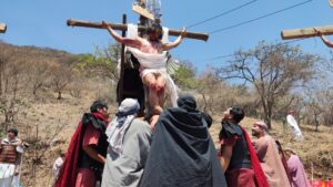 Bajando a Jesús de la cruz. Foto: D. Arturo Ortega.