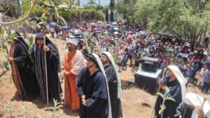 Fariseos, y en el fondo, la concurrencia de gente que asistió a la crucifixión a pie de cerro. Foto: D. Arturo Ortega.