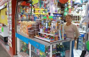 Señora Elba, quien tiene su local comercial en la vieja zona restaurantera del malecón. Foto: Armando Esquivel.