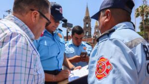 Personal de Protección Civil y Bomberos durante la evaluación del simulacro. Foto: Cortesía.
