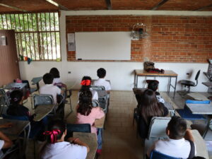 Alumnos del turno vespertino en un aula prestada por el CETAC 01 Plantel Ajijic. Foto: Sofía Medeles.