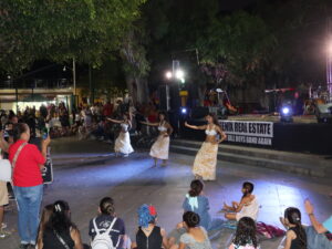 Presentación de danza polinesia y escenario que se colocó en la plaza principal para la presentación de los grupos musicales. Foto: Sofía Medeles.