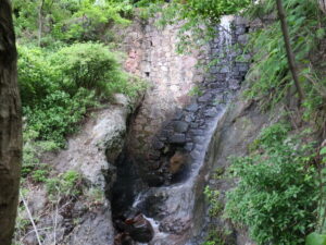Primera cascada o "primer salto", en el cual se ha visto correr el agua desde hace algunos días. Foto: Sofía Medeles. 