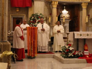 El padre Alfonso Rocha durante su misa de despedida. Foto: Sofía Medeles. 