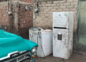 Lavadora y refrigerador que quedaron inservibles por la inundación. Foto: Armando Esquivel.