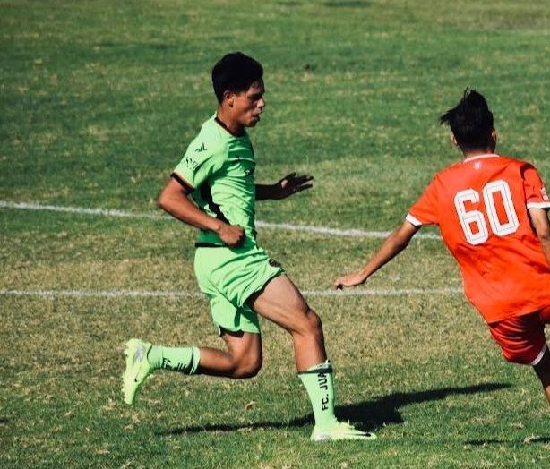 El joven jocotepense jugando con la playera de Juárez. Foto: Cortesía.