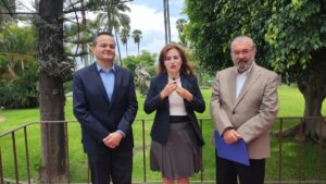 La rectora del CUChapala, Patricia Rosas Chávez, en compañía del secretario de Cultura Jalisco, Luis Gerardo Asencio Rubio (der) y el alcalde de Chapala, Alejandro de Jesús Aguirre Curiel (izq). Foto: D. Arturo Ortega.