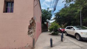 Así quedó el muro de la casa afectada después del impacto de la roca. Foto: D. Arturo Ortega.