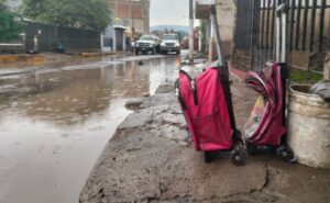 Un par de mochilas escolares dañadas por el agua. Foto: Armando Esquivel.