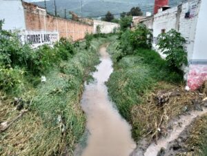 Arroyo desbordado que causó que el agua fuera a las calles. Foto: Armando Esquivel.