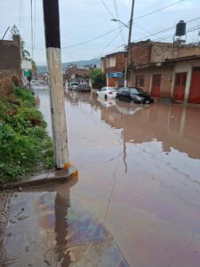 Marca del nivel del agua en la inundación de la calle Niños Héroes. Foto: Armando Esquivel.