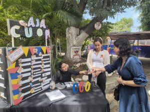 Los estudiantes en uno de los puestos de venta. 