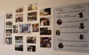 En una de las paredes de la exhibición se pusieron fotografías de varios eventos pasados en el CCA. Foto: Sofía Medeles. 