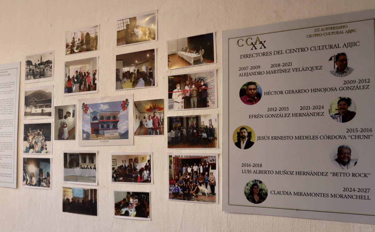En una de las paredes de la exhibición se pusieron fotografías de varios eventos pasados en el CCA. Foto: Sofía Medeles. 
