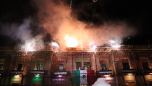 Los fuegos artificiales coronaron la noche del Grito. Foto: D. Arturo Ortega.