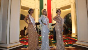 La reina de Fiestas Patrias, (centro) y sus princesas. Foto: D. Arturo Ortega.