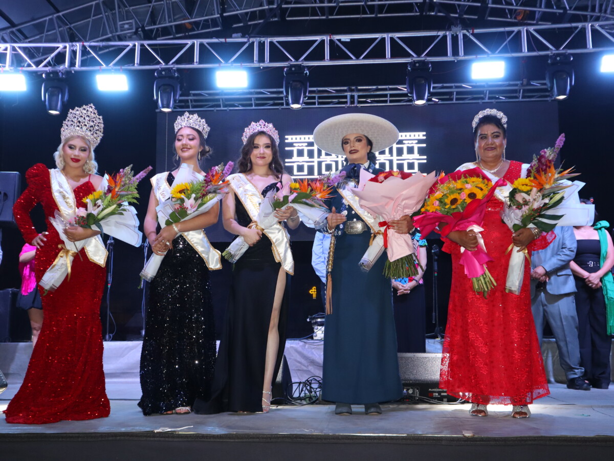 Reinas de San Antonio Tlayacapan. De izquierda a derecha, Reina Fiestas Patrias Araceli de Anda Limón, Reina de los Músicos Andrea Regina Aguayo, Reina de los Hijos Ausentes Elizabeth Flores, Reina Charra Priscila Gonzáles Velázquez, Reina de la Edad Adulta María Lechuga Milián. Foto: Sofía Medeles.  