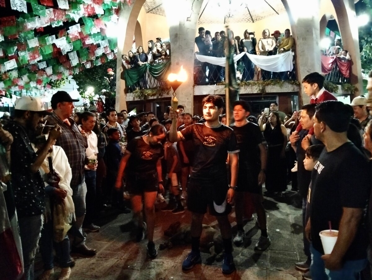 Llegada del fuego patrio a la plaza de San Juan C. Foto: Armando Esquivel.