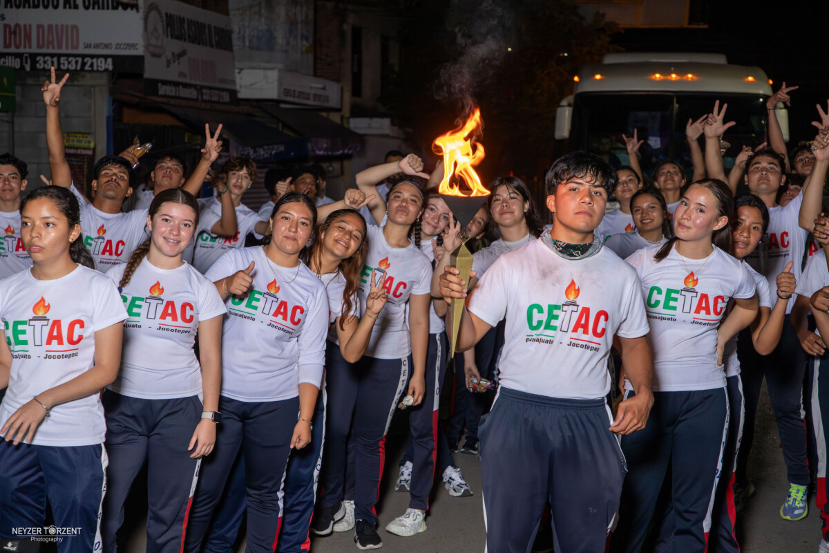 Alumnos del CETAC con el fuego patrio. Foto: Neyzer Torres Zenteno.