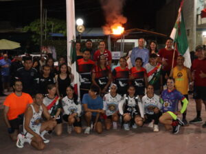 Llegada del Fuego Patrio a San Antonio Tlayacapan. Este llegó de la mano de la velerista olímpica Elena Oetling, así como diferentes grupos de corredores de la región. Continuó hacia San Juan Cosalá. Foto: Sofía Medeles. 