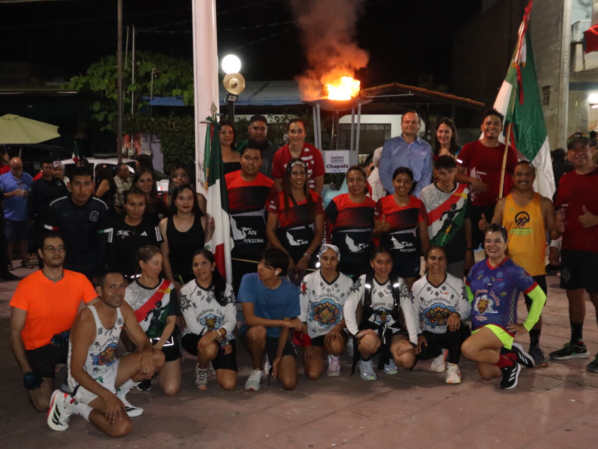 Llegada del Fuego Patrio a San Antonio Tlayacapan. Este llegó de la mano de la velerista olímpica Elena Oetling, así como diferentes grupos de corredores de la región. Continuó hacia San Juan Cosalá. Foto: Sofía Medeles. 