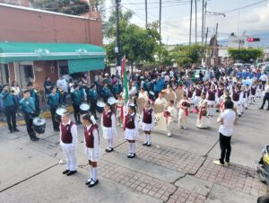 Estudiantes de primaria en el punto final del desfile. Foto: Armando Esquivel.