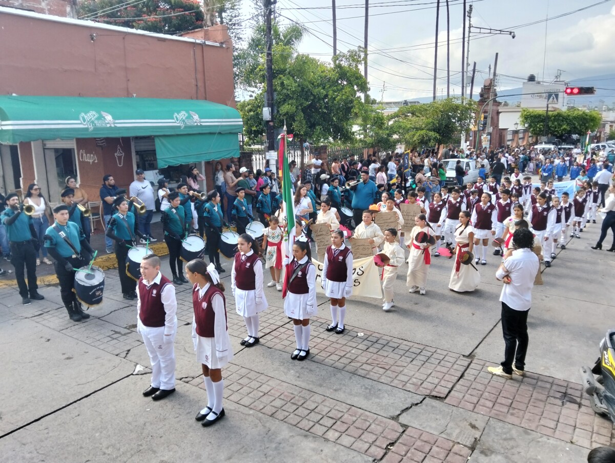 Estudiantes de primaria en el punto final del desfile. Foto: Armando Esquivel.