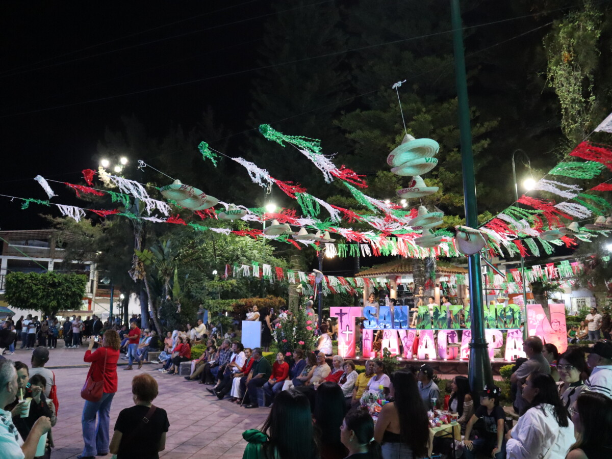Momento de la inauguración de las nuevas luminarias en la plaza. Foto: Sofía Medeles. 