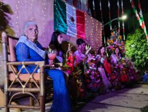 Reina de la tercera edad de San Juan Cosalá y participantes del certamen. Foto: Armando Esquivel. 