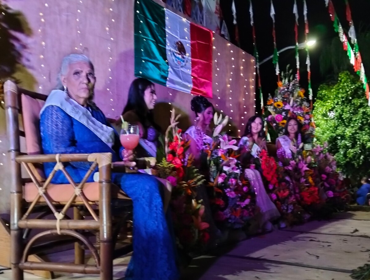 Reina de la tercera edad de San Juan Cosalá y participantes del certamen. Foto: Armando Esquivel. 
