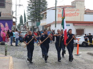 Desfile Civil encabezado por la escolta de Protección Civil y Bomberos. Foto: Sofía Medeles. 