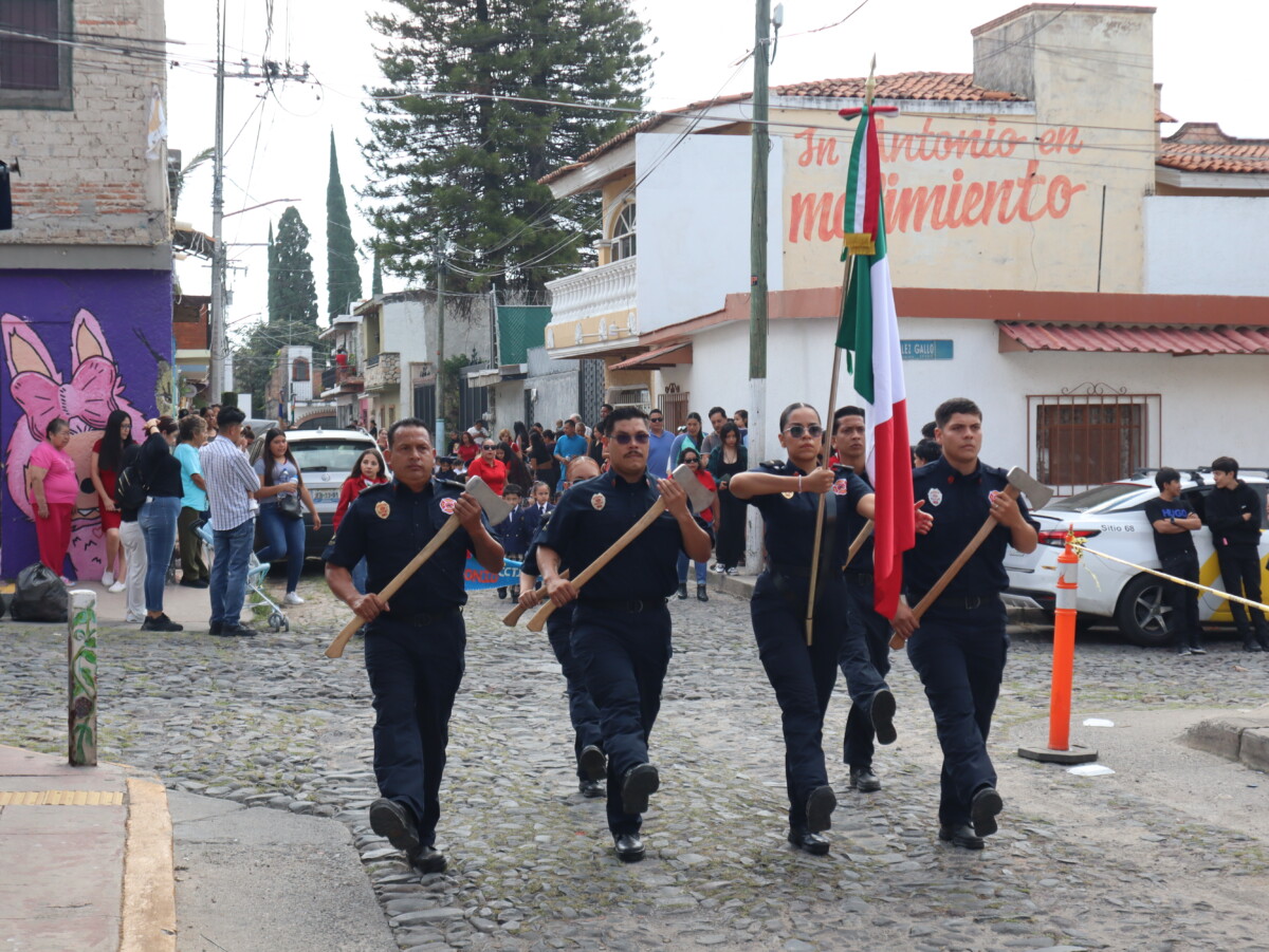 Desfile Civil encabezado por la escolta de Protección Civil y Bomberos. Foto: Sofía Medeles. 