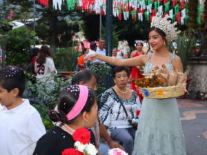 La Reina Fiestas Patrias Ajijic 2025, Luz Elena López, durante el convite de flores. Foto: Sofía Medeles.
