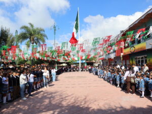 Honores a la bandera en la plaza principal de San Antonio. Foto: Sofía Medeles. 