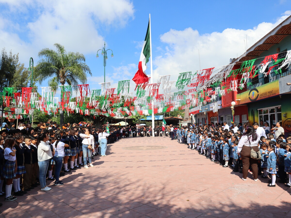 Honores a la bandera en la plaza principal de San Antonio. Foto: Sofía Medeles. 