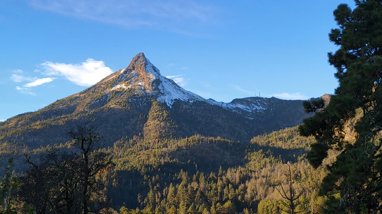 NACIONAL: Al día de hoy, no hay presencia de nieve en el Nevado de Colima, a excepción de hielo sobre la zona de picos. El acceso sólo se realiza durante la mañana y con límite de acceso de 200 vehículos al parque nacional.